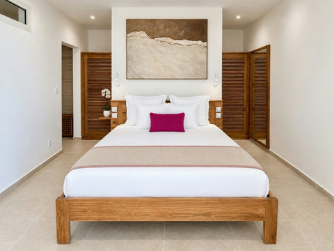 Orore — Suite 1 climatisée, avec lit queen size de 160 × 200 cm, rangements et salle d’eau privative. Le duo Loona–Orore réunit six suites au total.