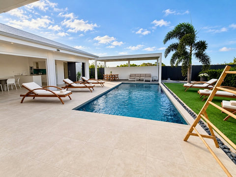 Loona — Piscine privée et terrasse avec bains de soleil. Cette villa de 200 m² fait partie du duo Loona–Orore, composé de deux villas distinctes.