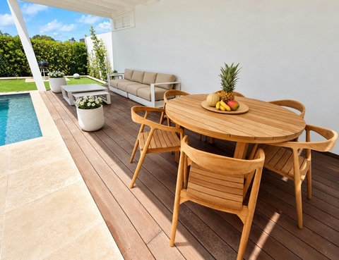 Orore — Terrasse couverte avec table à manger et salon extérieur, ouverte sur la piscine privée et les transats.