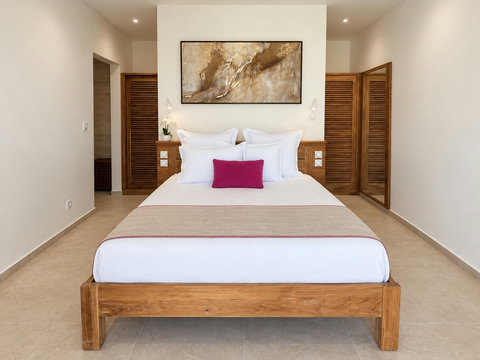 Orore — Suite 2 climatisée, avec lit queen size de 160 × 200 cm, rangements et salle d’eau privative. Le duo Loona–Orore réunit six suites au total.