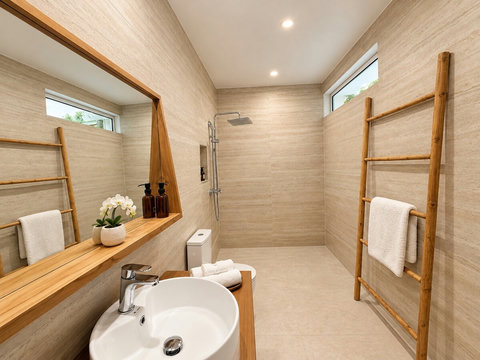 Loona — Salle d’eau privative de la suite 1, avec douche, vasque sur meuble en bois, grand miroir et WC. Les serviettes de bain sont fournies.