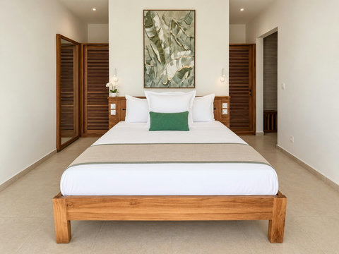 Loona — Suite 3 climatisée, avec lit queen size de 160 × 200 cm, rangements et salle d’eau privative. Le duo Loona–Orore réunit six suites au total.
