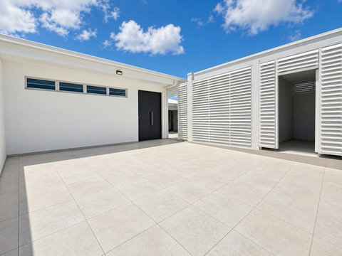 Orore — façade d’entrée et espace de stationnement de la villa.