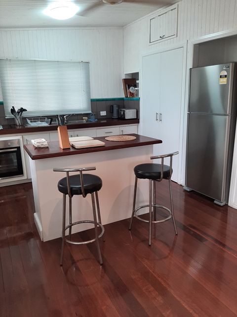 Kitchen (oven, microwave and fridge/freezer)