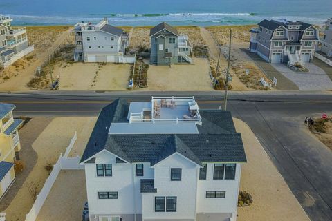 dual beach access from each side of the house 