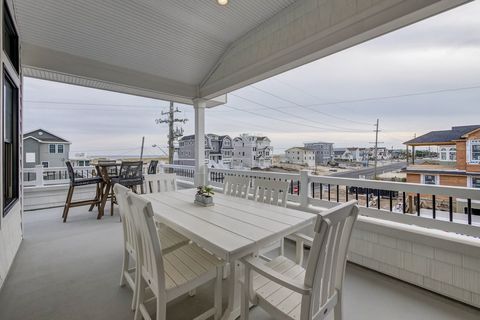 dining area on middle deck