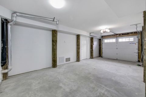 garage and additional storage for all your bikes and beach needs