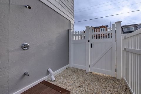fenced yard & rinse station
