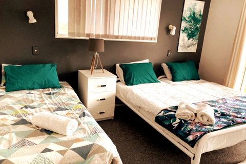 Bedroom 1 - Sleeps 3x

This is a picture of the King size bed & single bed in bedroom 1.

King size bed can be split into 2 singles.

Sliding door to balcony with front of house street view.