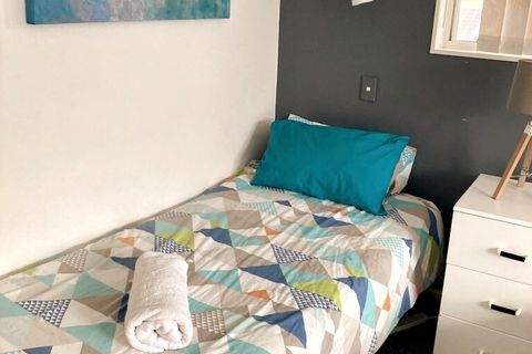 Bedroom 1 - Sleeps 3x

This is a picture of the single bed in bedroom 1.

Bedroom 1 contains a King size bed & a single bed. King size bed can be split into 2 singles.

Sliding door to balcony with front of house street view.
