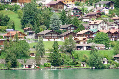 Authentic Swiss Vacation Therapy! ️ Discover the peaceful charm of Niederried Village, nestled on the hillside overlooking Lake Brienz. Perfect for hiking, serene views, and finding total peace of mind. A hidden gem of the Swiss Alps!