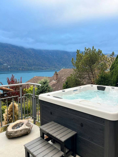 PRIVATE OUTDOOR HOT TUB with BREATHTAKING Lake Brienz Views!  Indulge in the ultimate Swiss Dream Living relaxation experience as you soak in your exclusive spa. Perfect for unwinding after exploring the Swiss Alps. Your idyllic escape awaits!