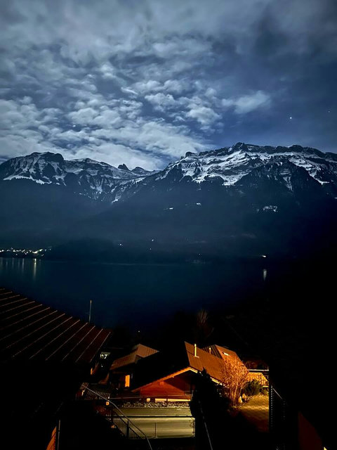 Romantic Alpine Nights. ✨ Witness the dramatic spectacle of the Swiss Alps and the "glowing snow" under a blanket of stars, all from your living room. The perfect setting to enjoy the twinkling lights of Iseltwald village.