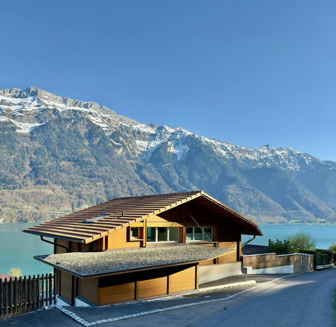 Prime Lake Frontage!  This is your exclusive Chalet Swiss Dream, set against a spectacular panorama of the Swiss Alps and the crystal-clear Lake Brienz. Unbeatable setting for an unforgettable Swiss Dream Living experience.