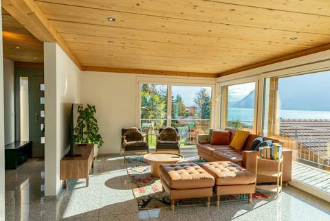 Seamless Indoor-Outdoor Living. ☀️ Large windows and terrace access create a seamless connection, bringing the stunning Lake Brienz environment right into your living room.