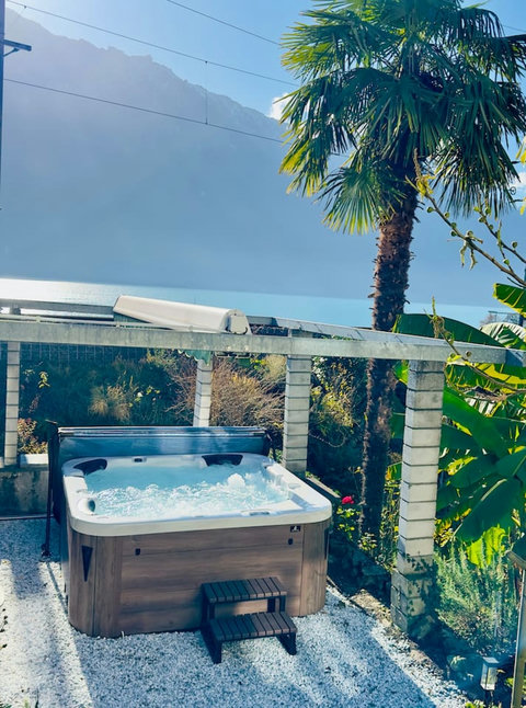 Private hot tub with lake & mountain views near Interlaken