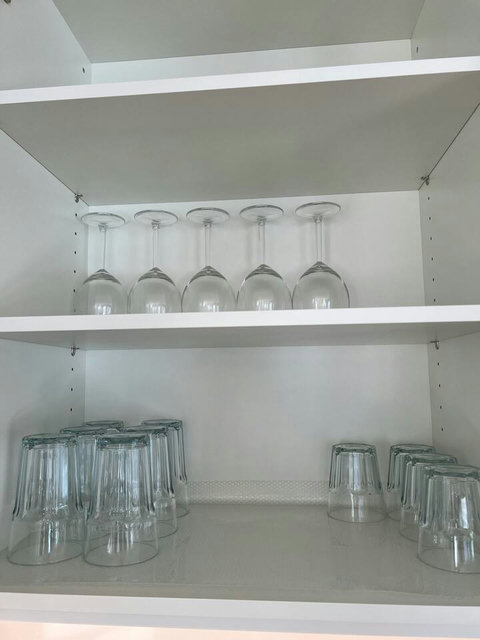 Well-stocked glassware for every occasion ✨ Wine glasses and tumblers neatly arranged, ready for relaxed evenings and cozy dinners during your stay in Interlaken.