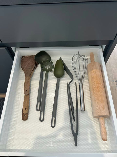 Well-equipped kitchen with quality cooking tools ✨ From wooden spoons to whisks and baking essentials, everything is provided for effortless home cooking in Interlaken.