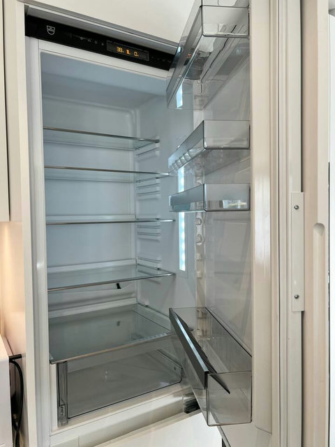 Large, modern fridge with ample storage ❄️✨ Plenty of space for groceries and longer stays—perfect for families or guests who enjoy cooking at home.