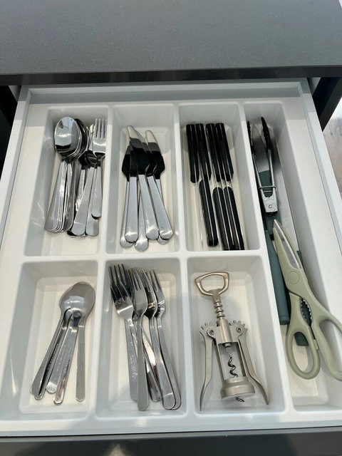 Fully stocked and neatly organized cutlery ✨ High-quality knives, forks, and utensils—everything in its place for comfortable everyday dining during your Swiss stay.