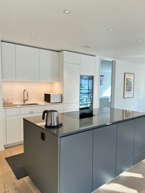 Spacious open kitchen with island and premium appliances ✨ Fully equipped and designed for comfort, with generous counter space and a seamless flow into the dining area.