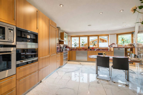 Chalet Swiss Dream Manor kitchen in Meiringen — bright, elegant and fully equipped for relaxed family breakfasts, private meals and luxury Swiss Alps stays.