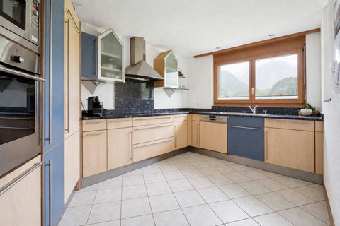 Manor 2 kitchen at Chalet Swiss Dream Manor — bright, practical and fully equipped for family breakfasts, private meals and comfortable long stays.