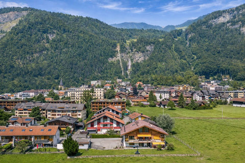 Wake up to Meiringen’s alpine beauty — charming Swiss village views surrounded by mountains, nature and peaceful Bernese Oberland scenery.