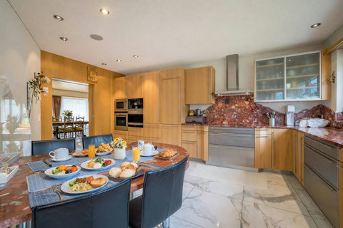 Start the day at Chalet Swiss Dream Manor with a generous kitchen, cosy breakfast table and everything needed for effortless group dining.