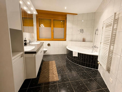 Manor 2 bathroom at Chalet Swiss Dream Manor — spacious comfort with bathtub, elegant finishes and a relaxing Swiss Alps atmosphere.