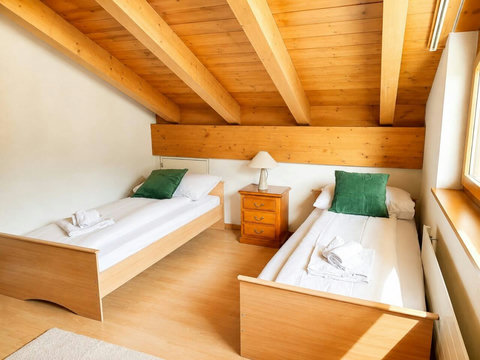 bedroom with single bed