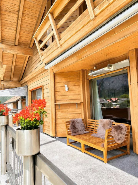 manor 1 balcony