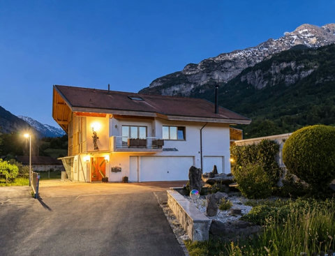 Manor 2 in Meiringen — ground-floor apartment with private parking, mountain backdrop and peaceful Swiss Alps evenings.