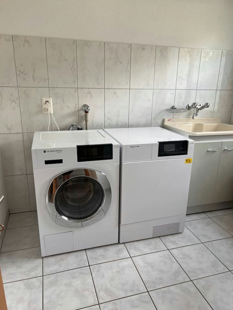Manor 2 laundry area — washer, dryer and sink for easy long stays, family trips and self-catering holidays in Meiringen.