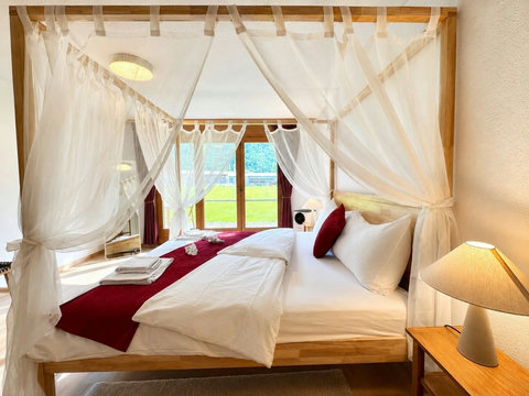 manor 2 canopy bed bedroom 1