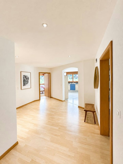Manor 2 corridor — bright step-free access connecting bedrooms, kitchen and living spaces for easy family stays.