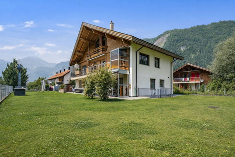 Manor 2 in Meiringen — ground-floor alpine apartment with private lawn, garden space and peaceful mountain surroundings.