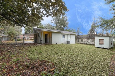 Back Yard/Fully Fenced