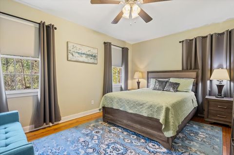 Bedroom 1: Queen Bed