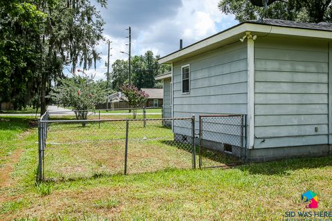 Fenced yard on the side of house