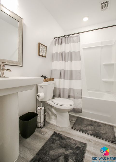 Full bathroom | Toilet | Shower | Bathtub