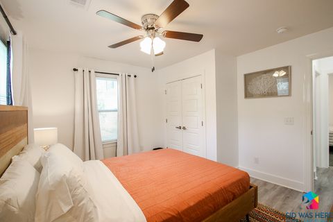 Bedroom 1 | Queen Bed