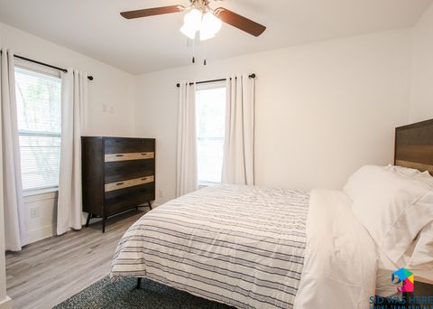 Bedroom 2 | Queen Bed