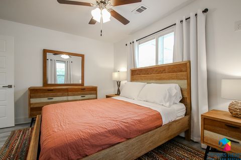 Bedroom 1 | Queen Bed