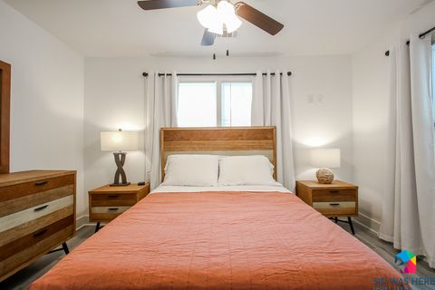 Bedroom 1 | Queen Bed