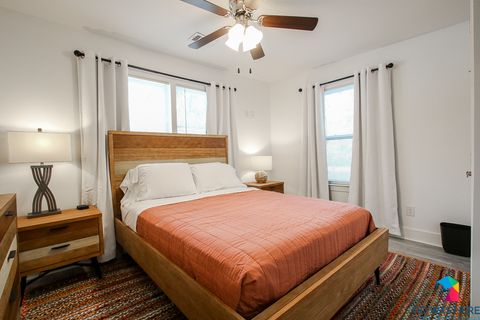 Bedroom 1 | Queen Bed