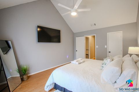 Master Bedroom: King Bed