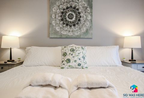 Master Bedroom: King Bed