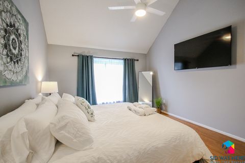 Master Bedroom: King Bed