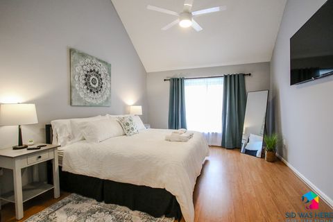 Master Bedroom: King Bed